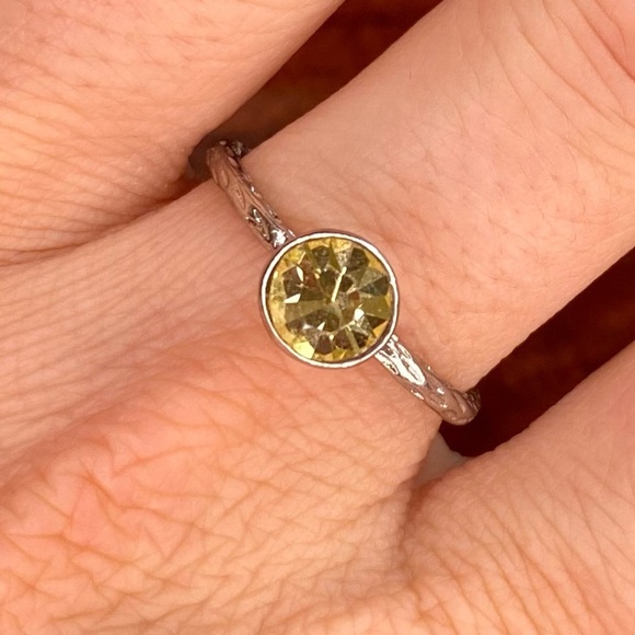 Silver-Tone Hammered Band Ring w/ Yellow-Green Crystal Rhinestone – Size 8 - Picture 5 of 10